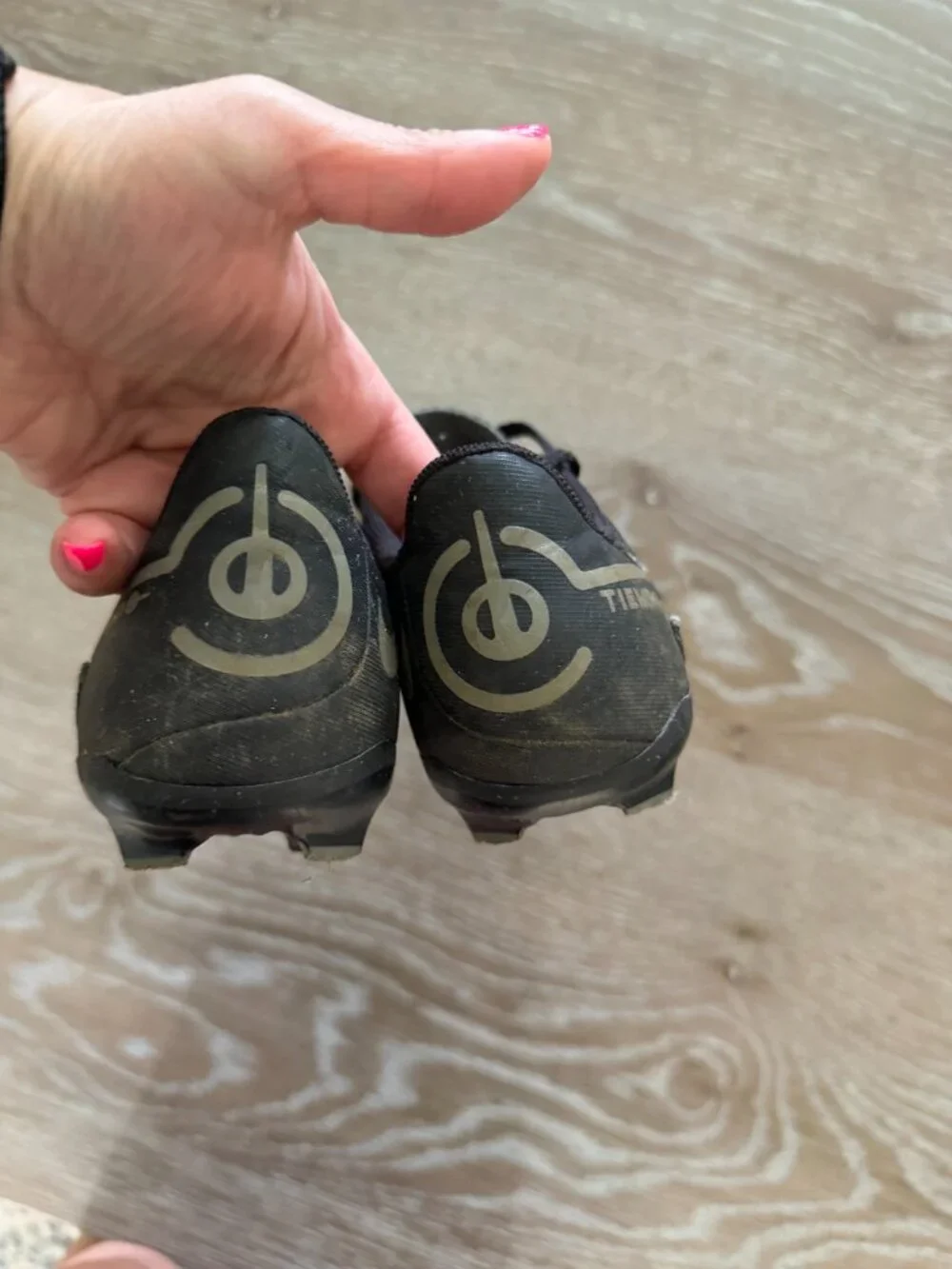 Boys Nike Tiempo black soccer cleats shoes size 1Y